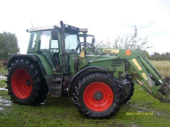 Ładowacz czołowy Stoll robust zamontowany na ciągniku rolniczym Fendt 512