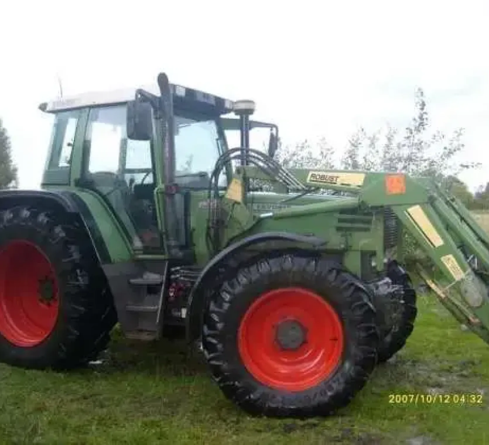 Ładowacz czołowy Stoll robust zamontowany na ciągniku rolniczym Fendt 512