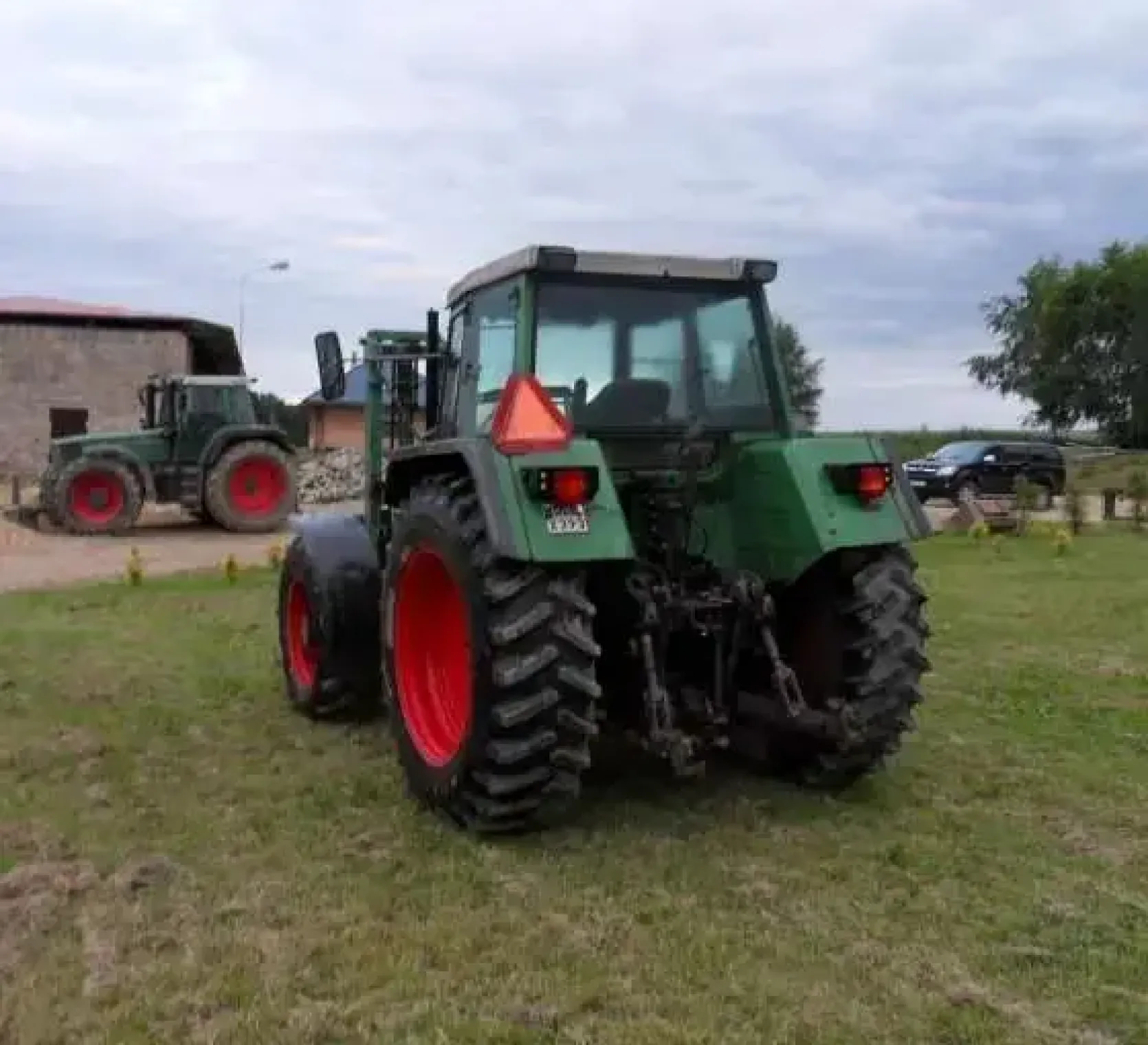Ciągnik używany maki Fendt model 312 na drugim planie inny ciągnik maki Fendt 