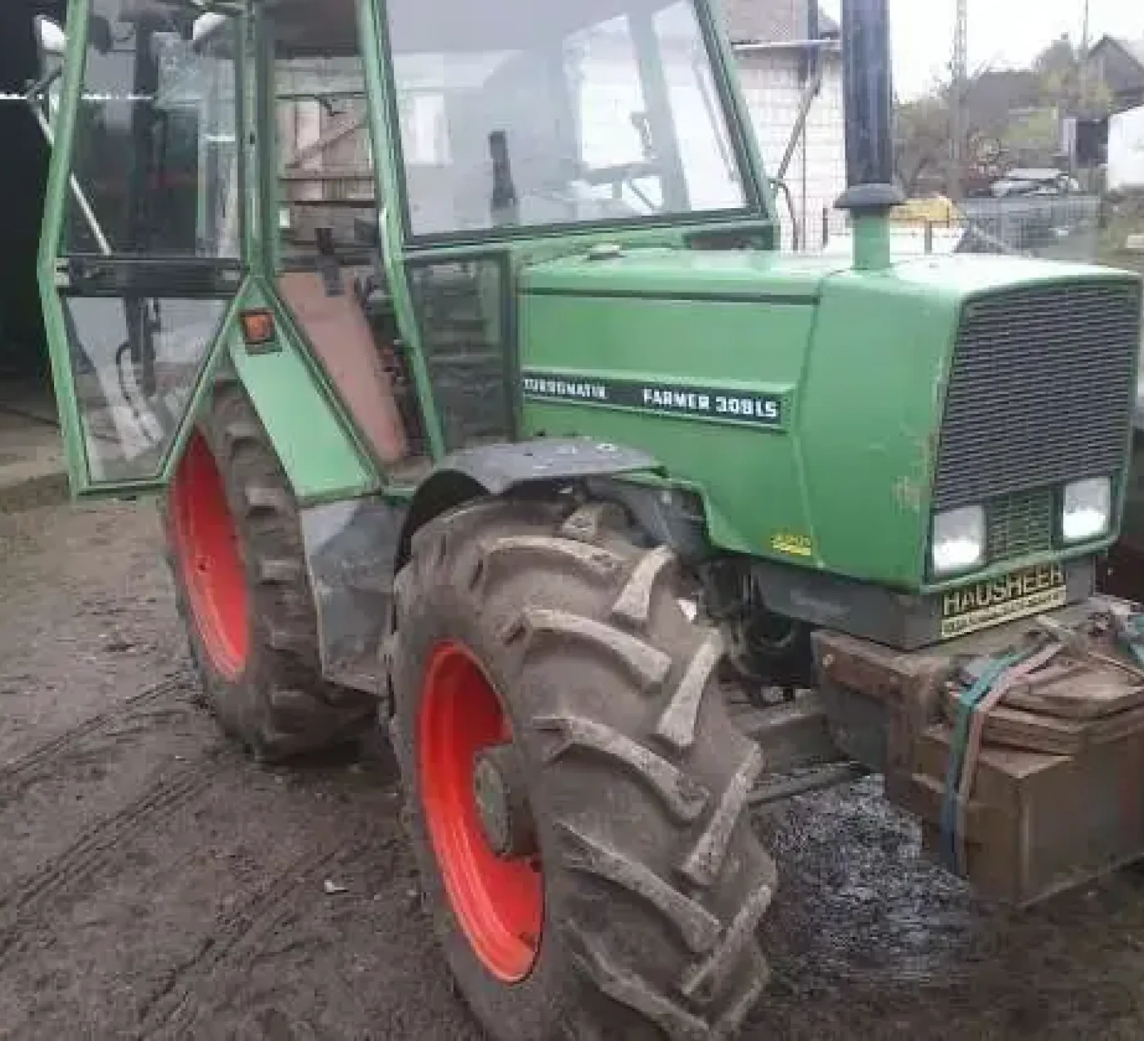 Przód uzywanego traktora rolniczego Fendt 309 z obciążnikiem przednim
