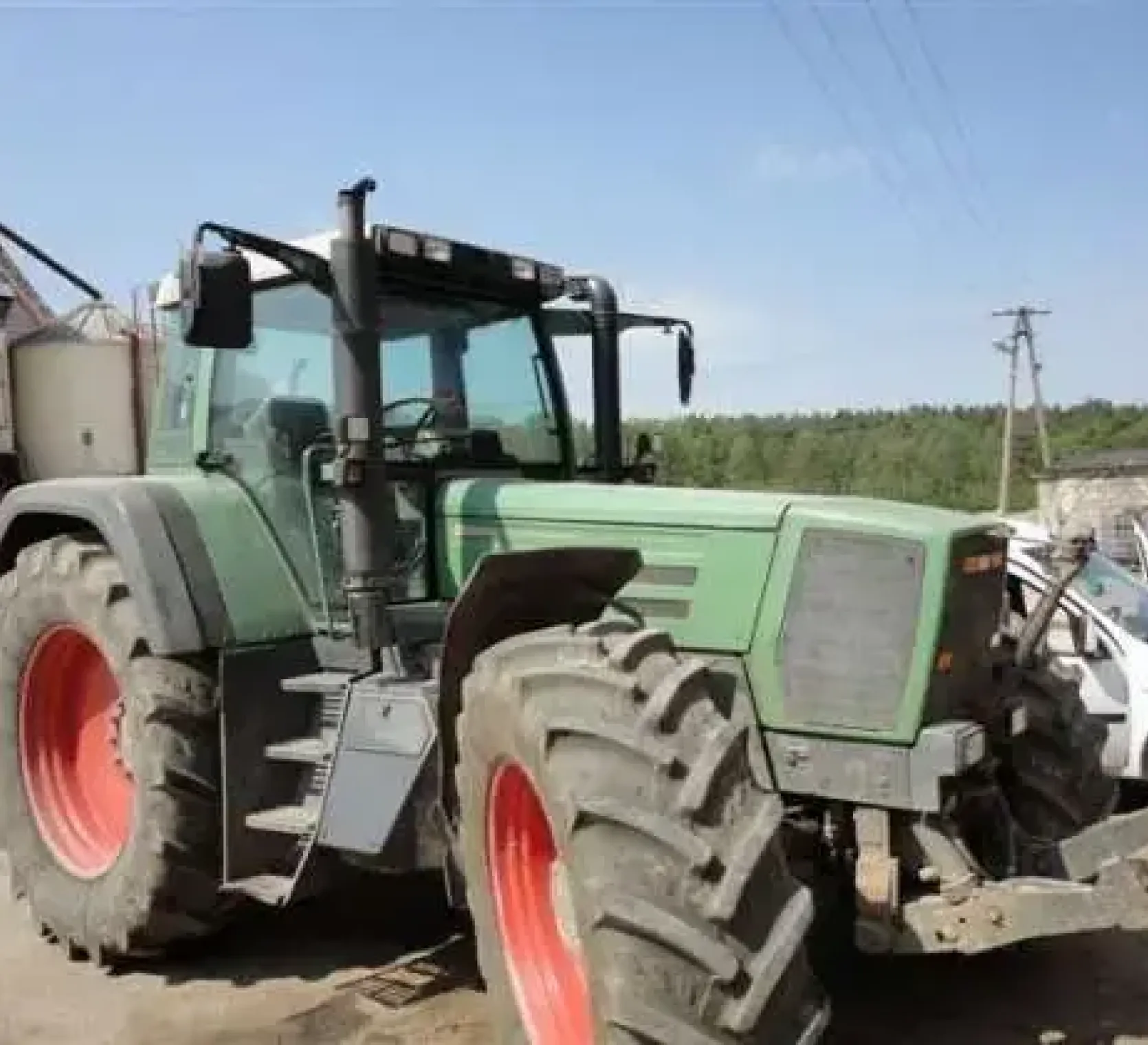 Prawy bok używanego ciągnika niemieckiego producenta Fendt 824 Favorit 
