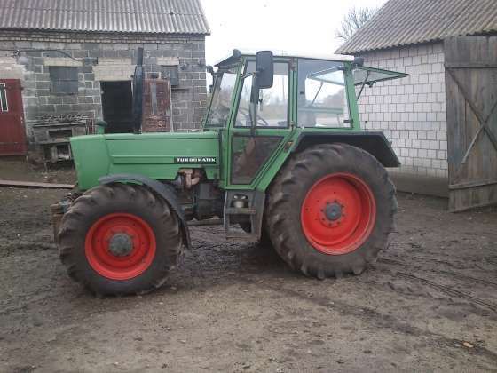 Ciągnik Fendt 309 z 1984 roku w gospodarstwie widok na prawy bok 