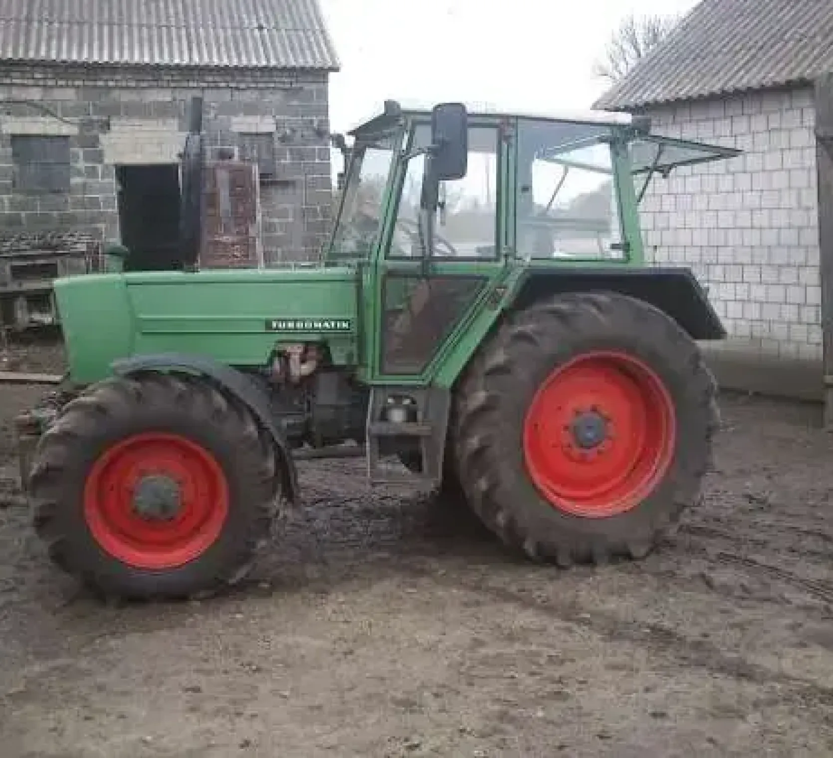 Ciągnik Fendt 309 z 1984 roku w gospodarstwie widok na prawy bok 