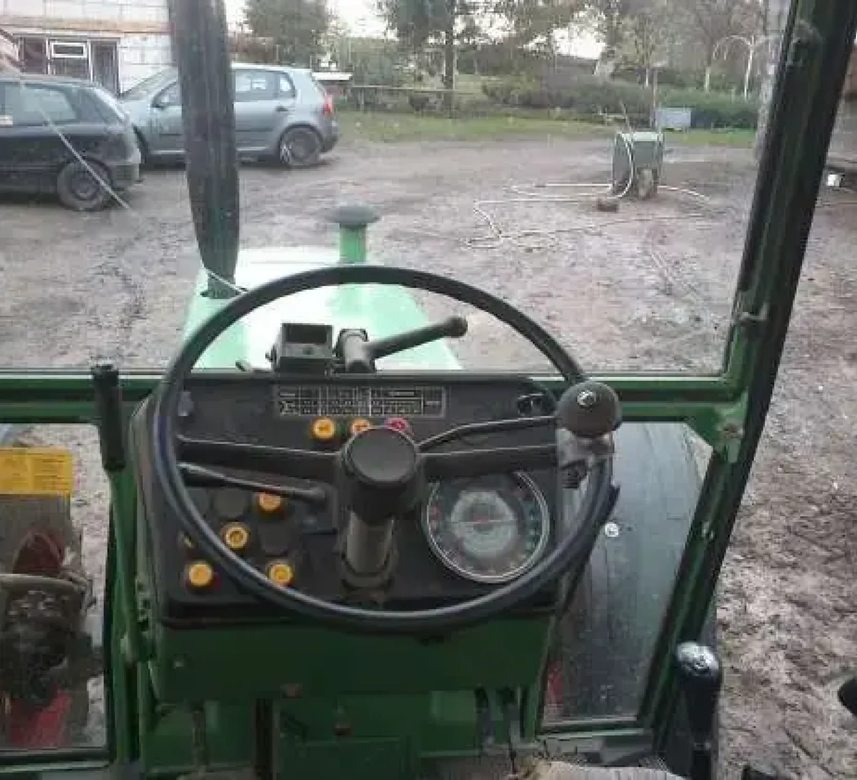 Zadbane wnętrze używanego ciągnika Fendt 309 widok na kierownicę o