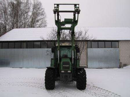 Przód używanego ciągnika rolniczego Fendt 307 z uniesionym wysoko ładowaczem Fendt