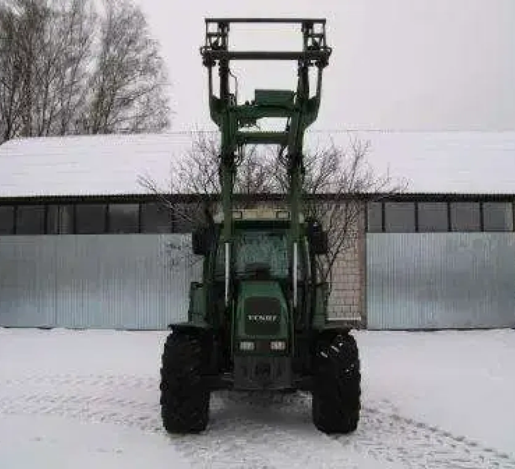 Przód używanego ciągnika rolniczego Fendt 307 z uniesionym wysoko ładowaczem Fendt
