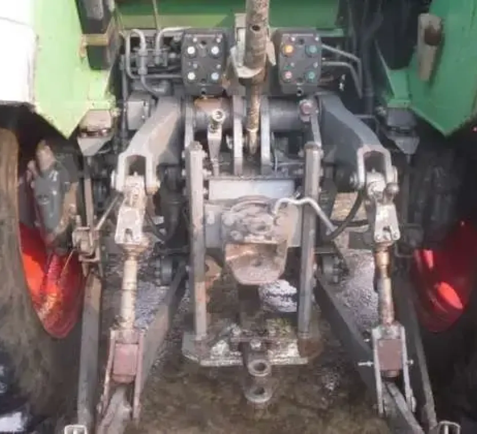 Układ zawieszenia w używanym ciągniku rolniczym Fendt 511