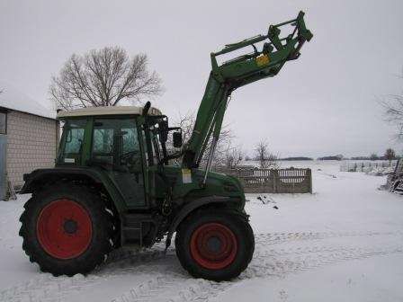 Ładowacz czołowy Fendt zamontowany na używanym ciągniku Fendt 307 z 2005 roku 