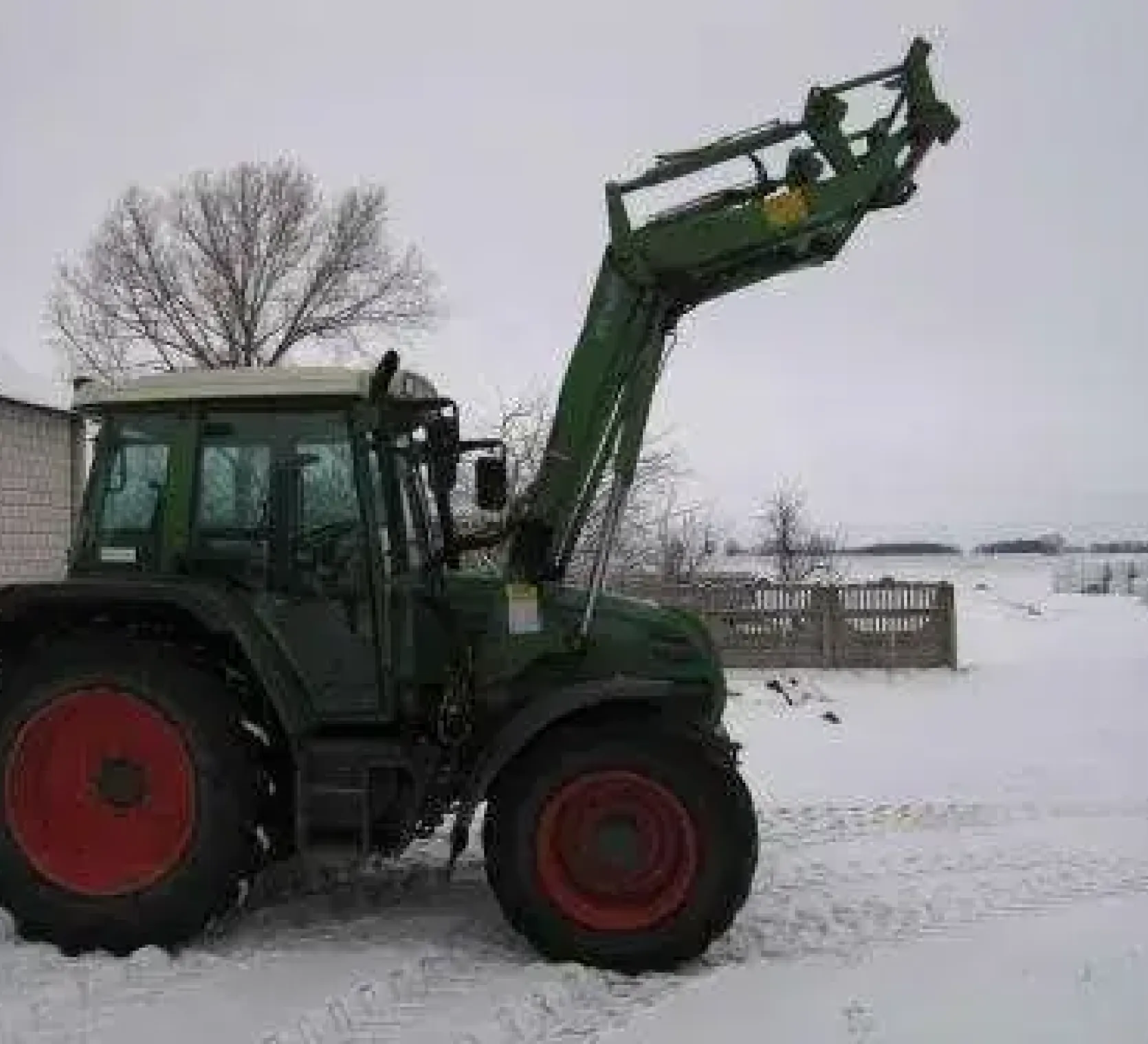 Ładowacz czołowy Fendt zamontowany na używanym ciągniku Fendt 307 z 2005 roku 