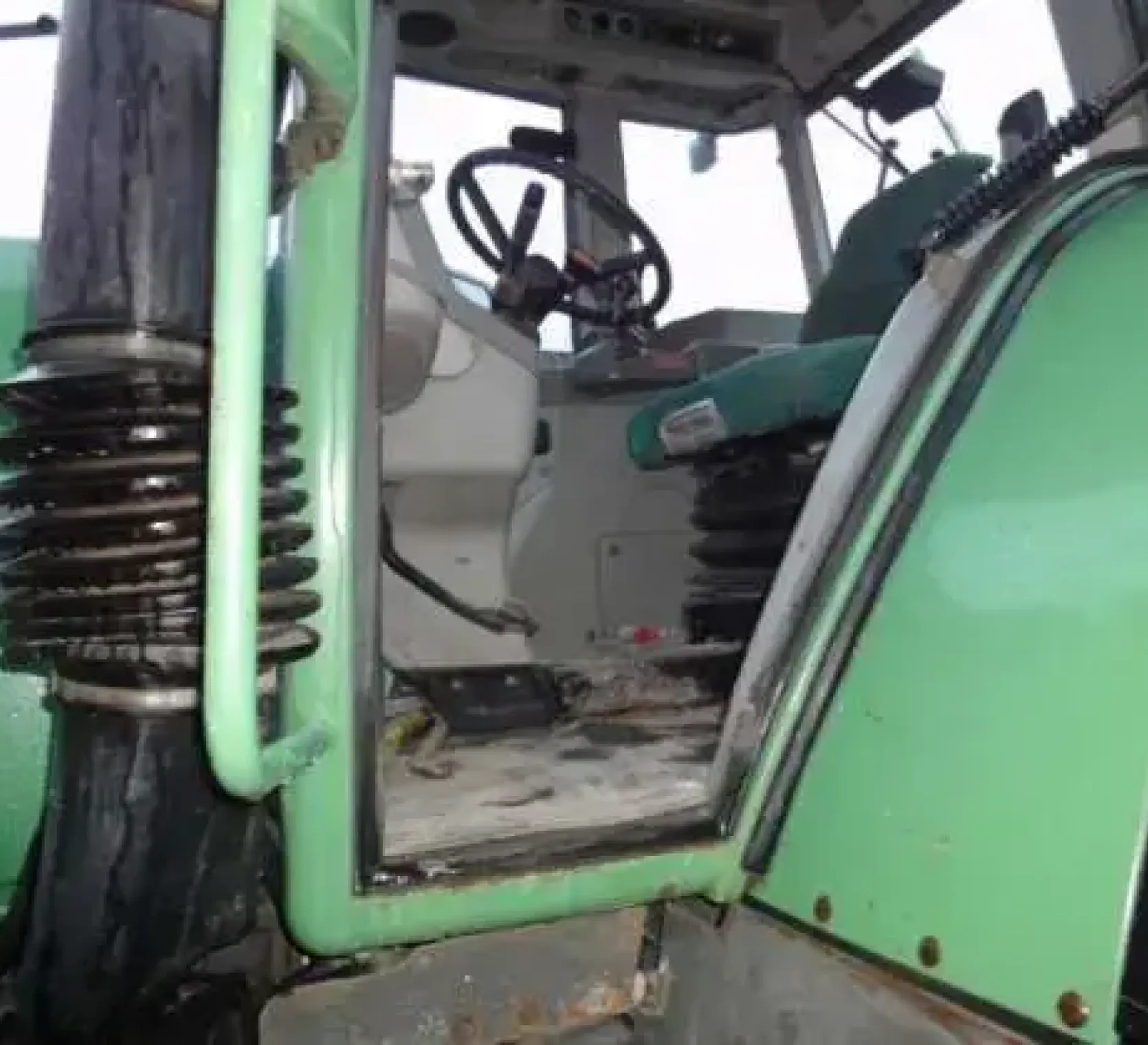 Kierownica i siedzenie kierowcy we wnętrzu kabiny używanego ciągnika rolniczego Fendt 926 