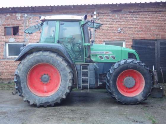 Prawy bok używanego ciągnika rolniczego Fendt 926 wejscie do ciągnika 