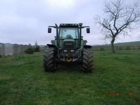 Używany ciągnik rolniczy Fendt 515 C rocznik 1997 widok na przód pojazdu stojącego na łące 