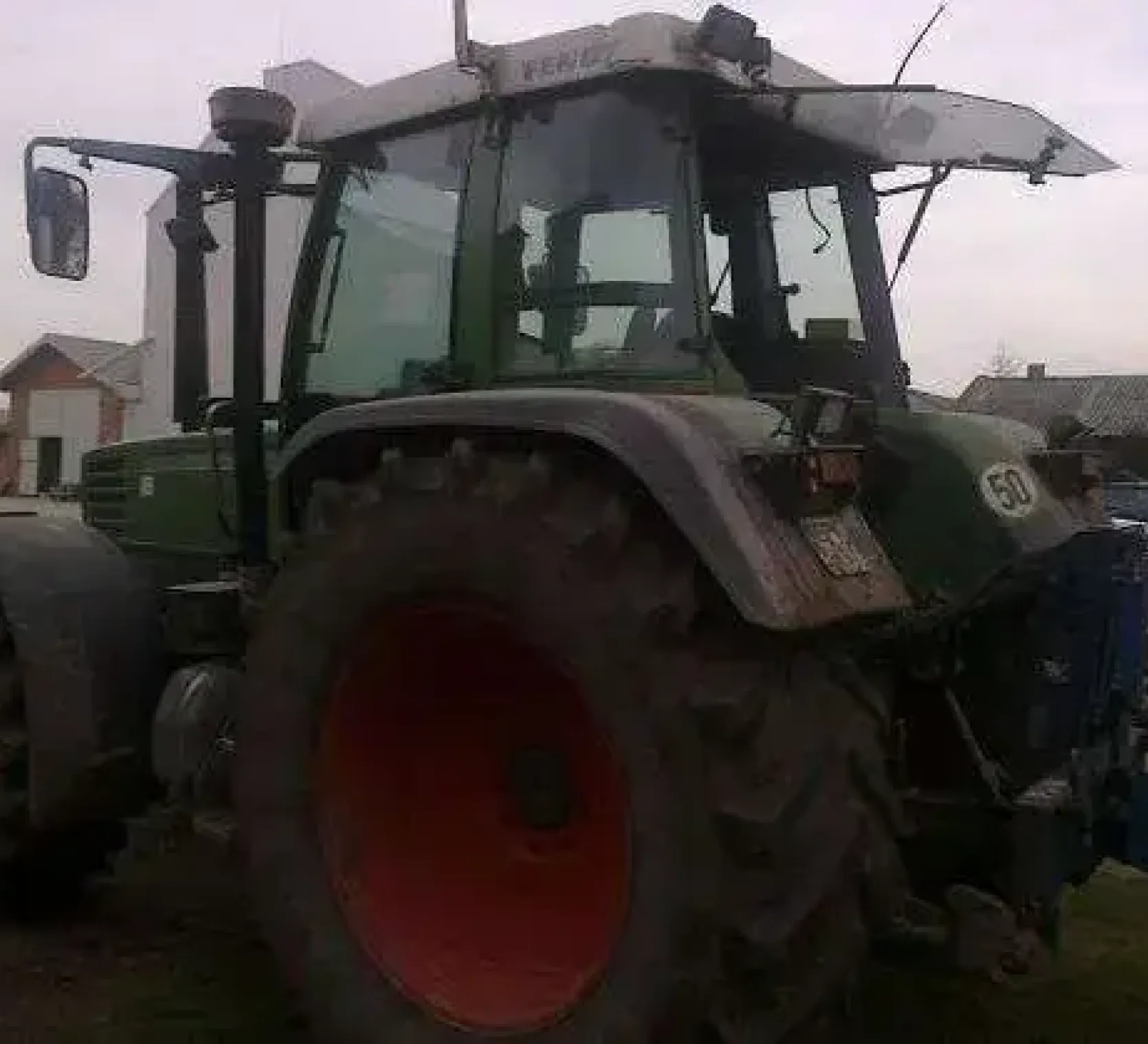 Otwarta tylna szyba w używanym ciągniku Fendt 512 