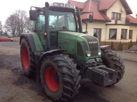 Używany ciągnik Fendt 411 Vario wyposażony w przedni obciążnik 