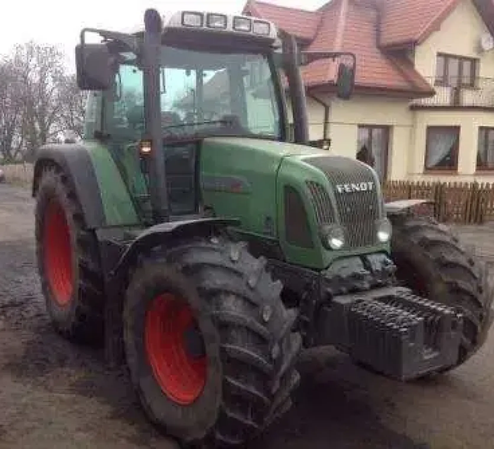 Używany ciągnik Fendt 411 Vario wyposażony w przedni obciążnik 