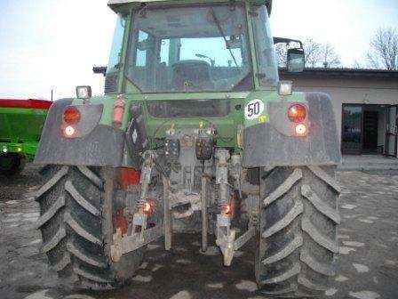 Tył używanego ciągnika rolniczego Fendt 412 Vario na drugim planie rozsiewacz nawozów Amazone  