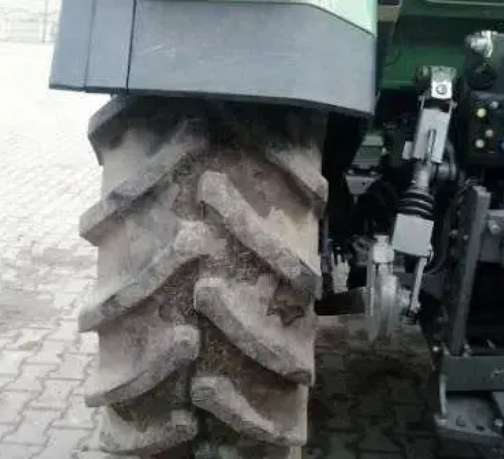 Zamontowany w używanym ciągniku Fendt 309 omplet przegubów kulowych do końcówek zaczepów ramion dolnych typu Walterscheid 