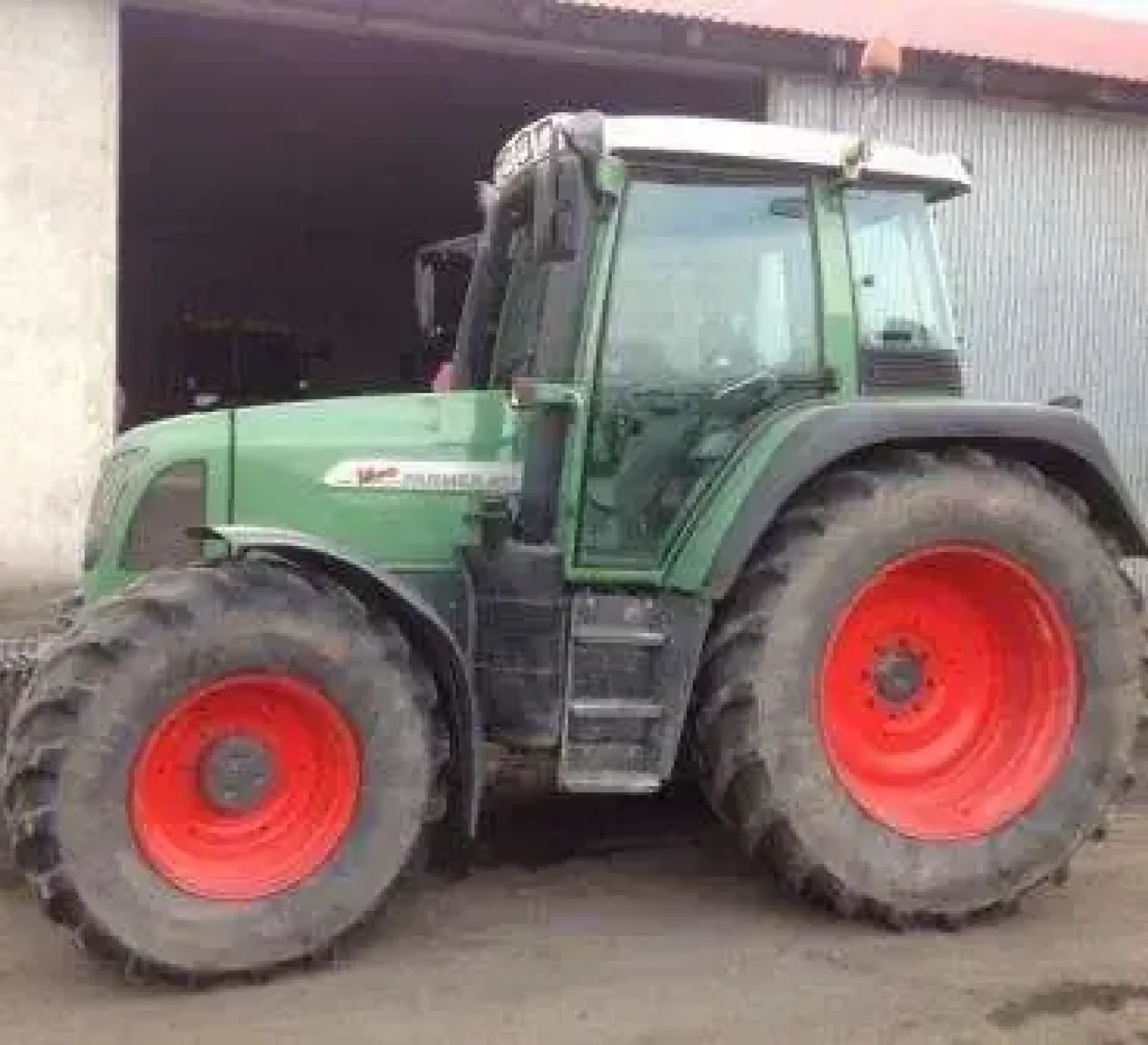 Lewy bok używanego ciągnika rolniczego Fendt 411 Vario kupionego od korbanek.pl