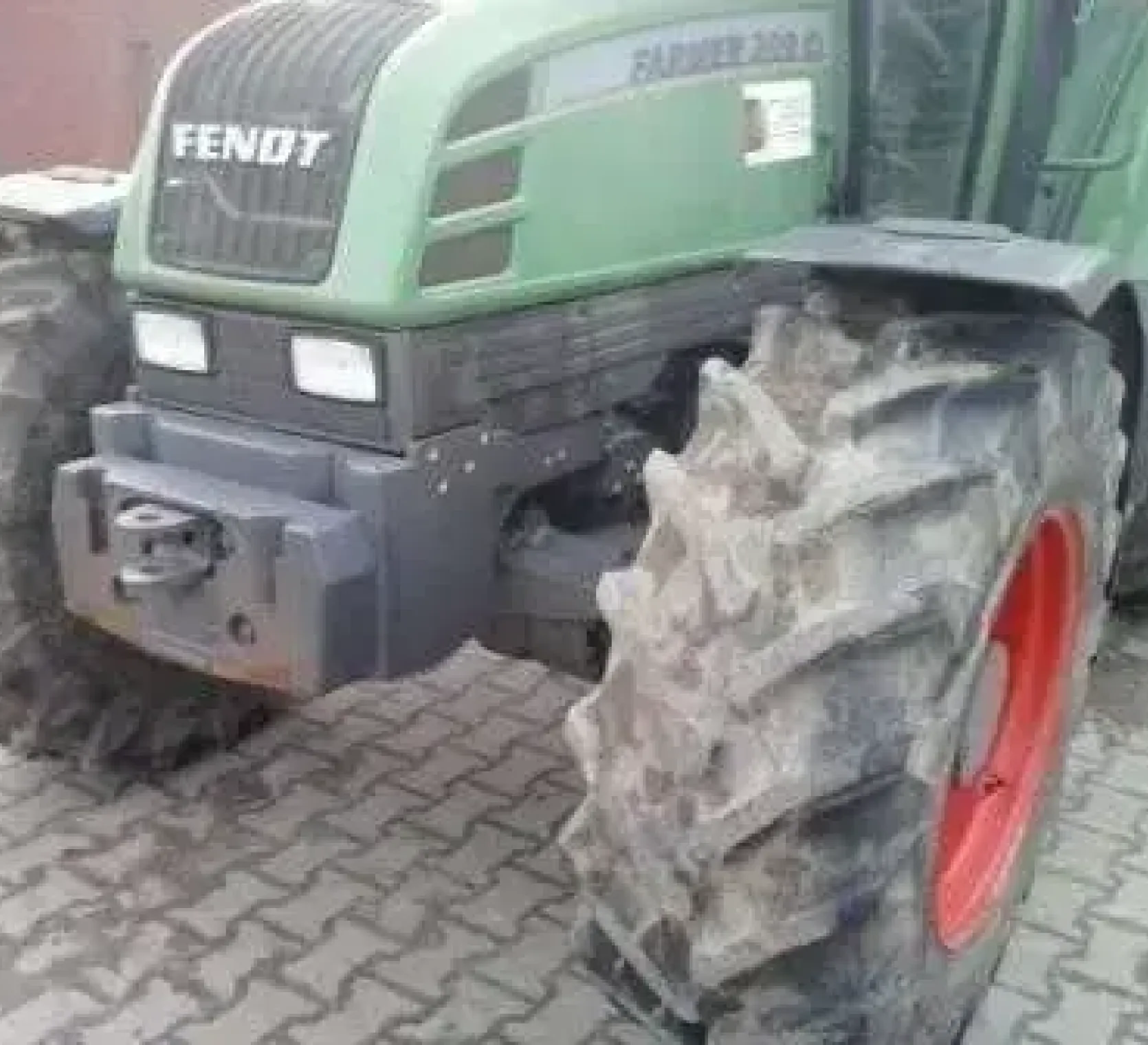 Przednie ogumienie używanego ciągnika rolniczego Fendt 309 