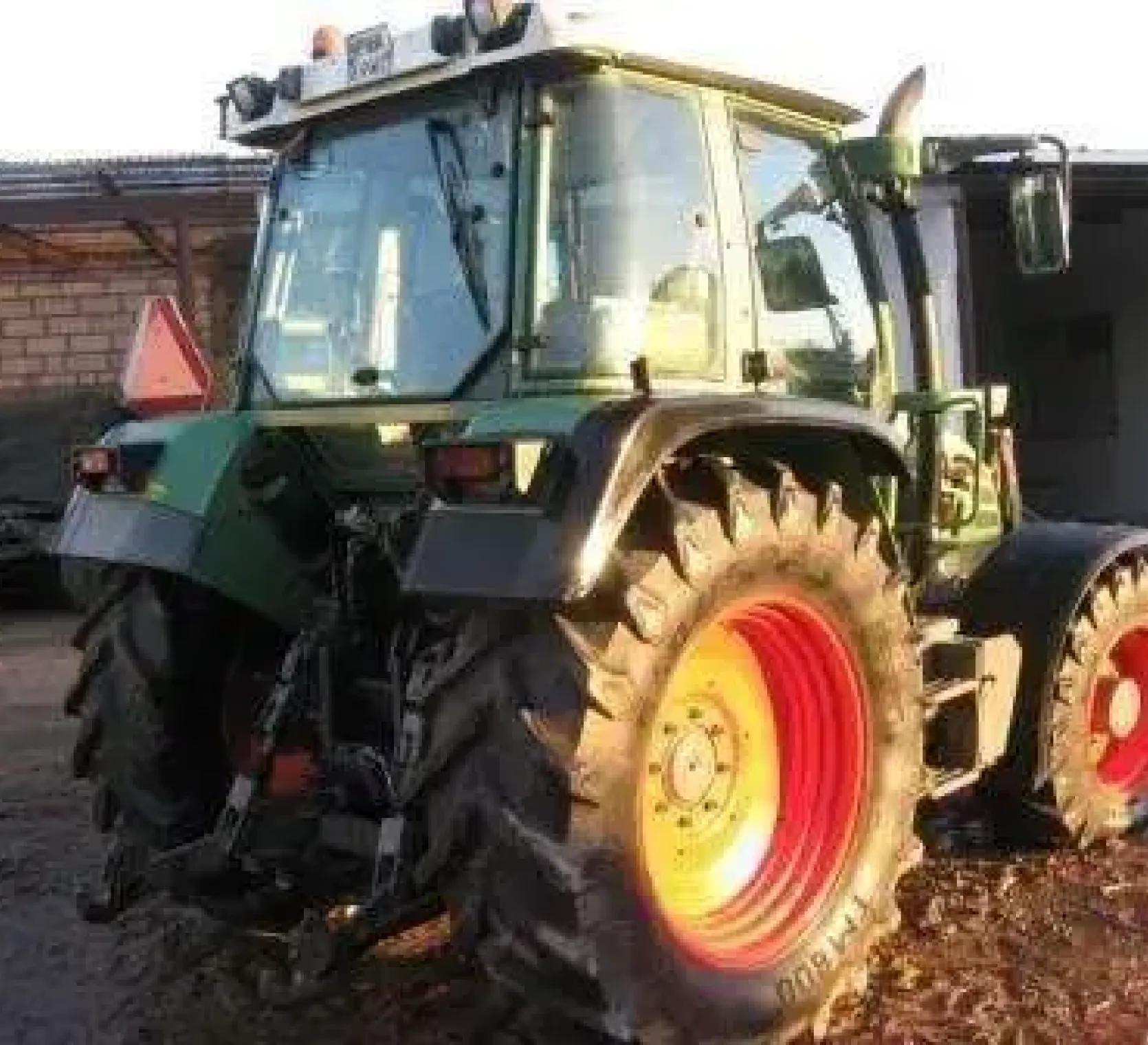 Układ montowania narzędzi w ciagniku Fendt 309 z 2004 roku 
