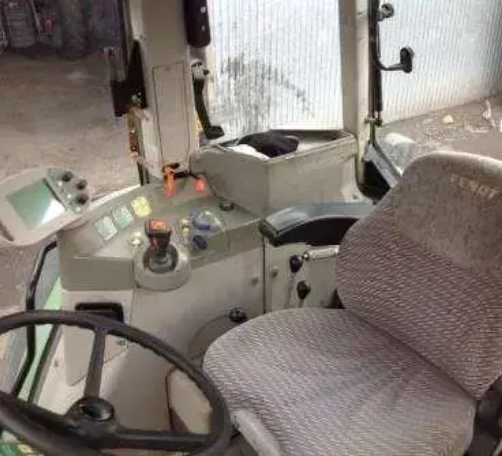 Joystick wielofunkcyjny, terminal Vario kolorowy, kierownica i siedzenie operatora w używanym ciągniku rolniczym Fendt 