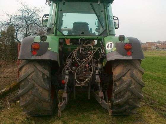 Tył stojącego na polu ciągnika Fendt 716 Vario z widocznym układem zawieszenia narzędzi 