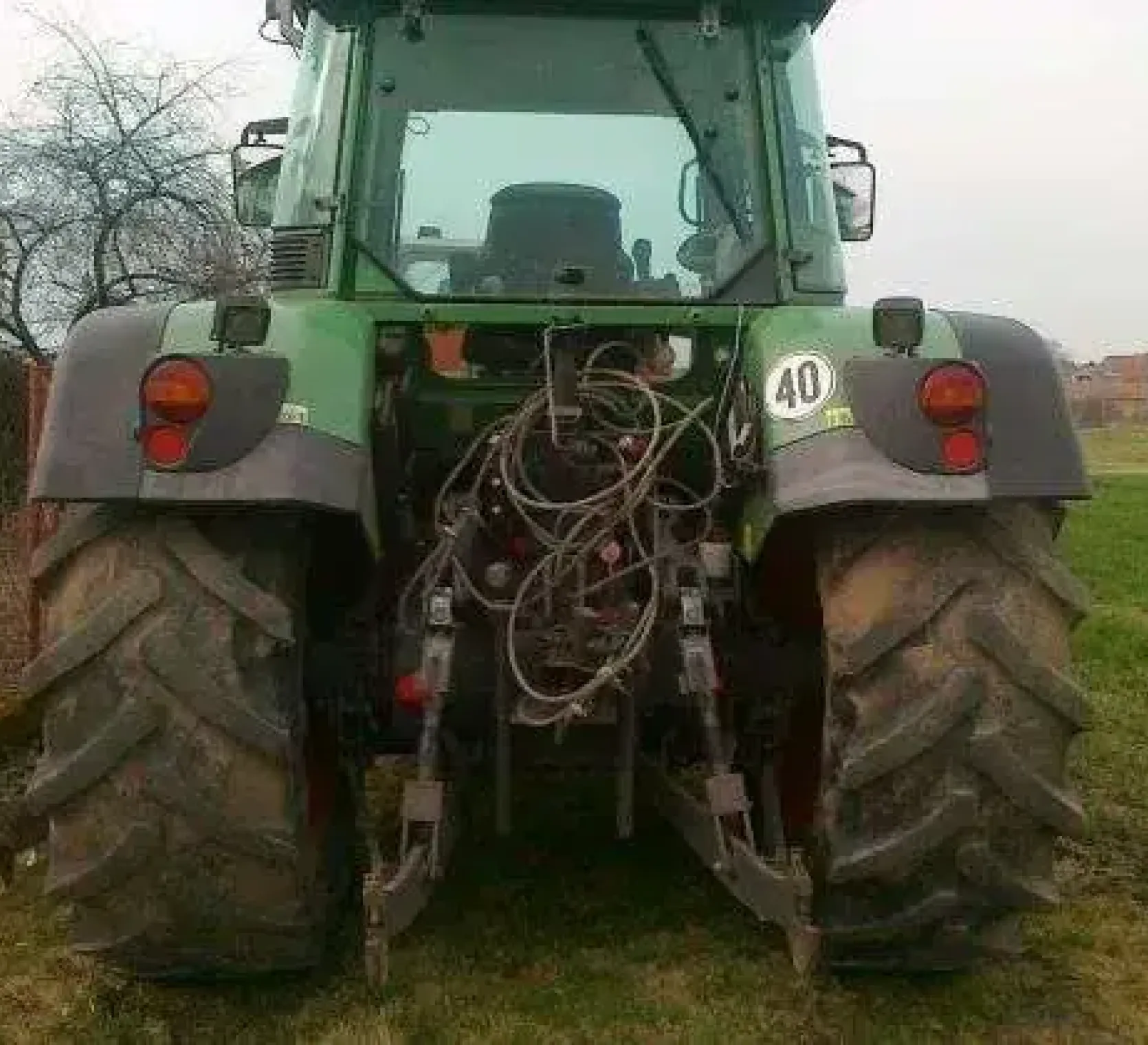 Tył stojącego na polu ciągnika Fendt 716 Vario z widocznym układem zawieszenia narzędzi 