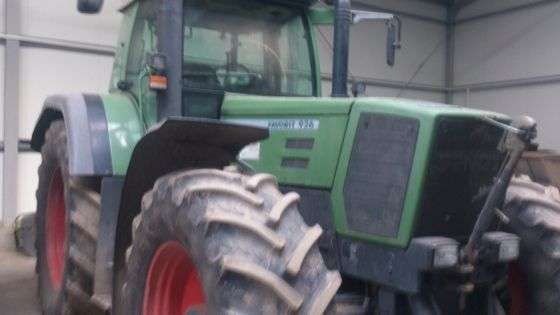 Używany ciągnik rolniczy Fendt 926 Favorit przód ciagnika na tlr zabudowań gospodarczych 