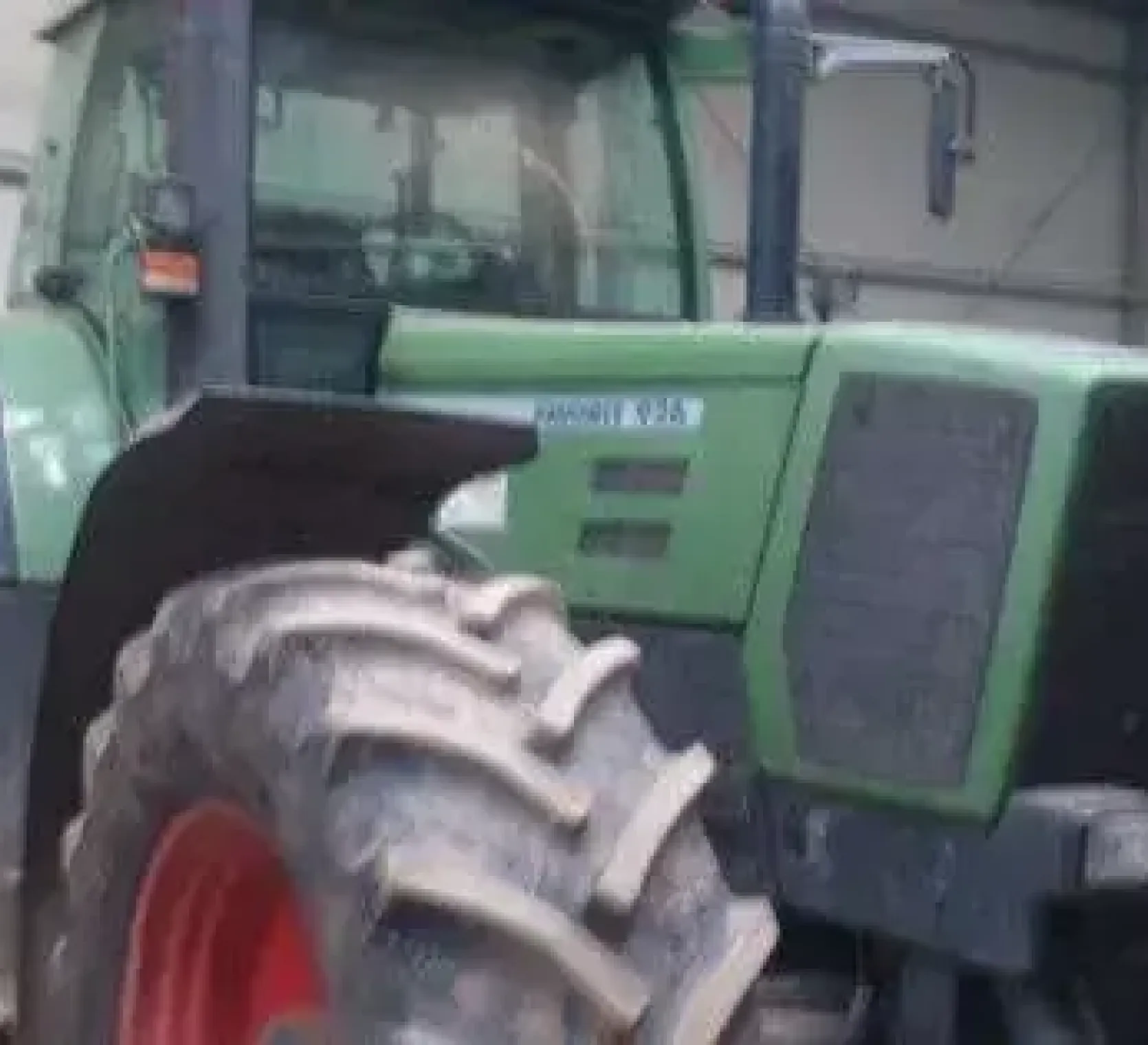 Używany ciągnik rolniczy Fendt 926 Favorit przód ciagnika na tlr zabudowań gospodarczych 