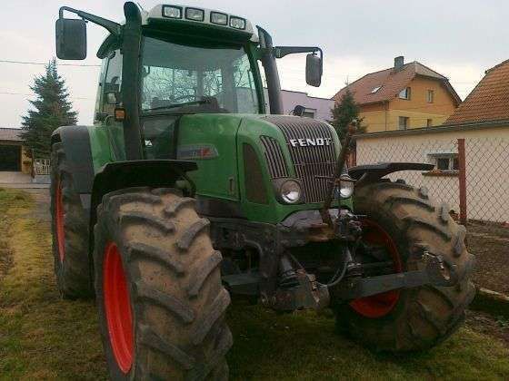 Lusterka boczne oraz oświetlenie przednie w ciągniku rolniczym Fendt 716 Vario 
