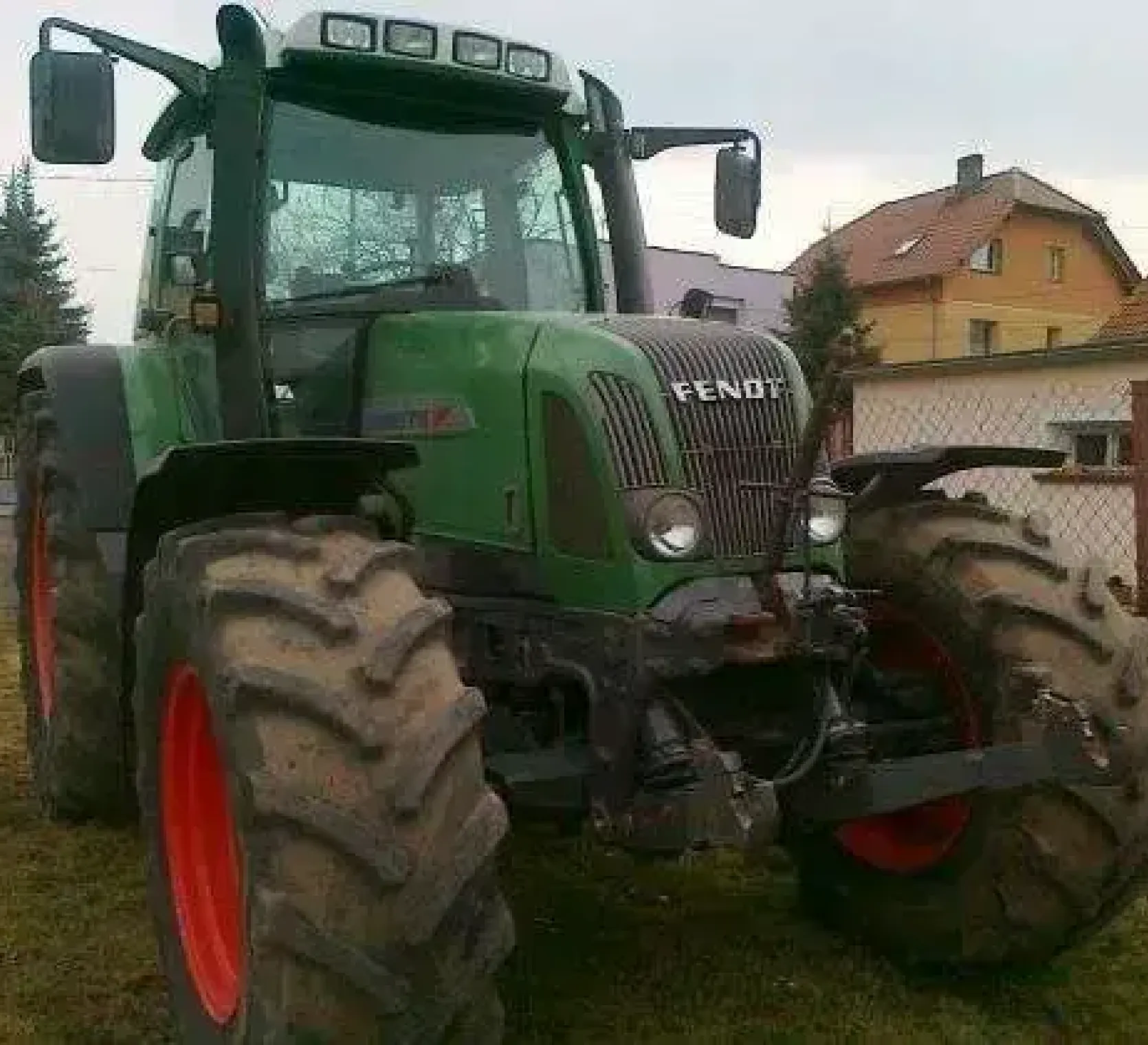 Lusterka boczne oraz oświetlenie przednie w ciągniku rolniczym Fendt 716 Vario 
