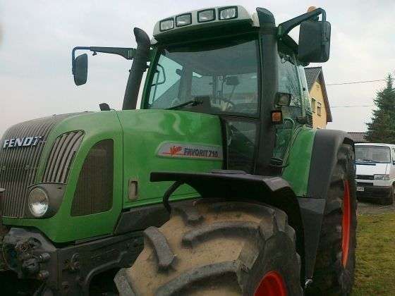 Zbliżenie przodu ciągnika używanego rolniczego Fendt 716 Varo 
