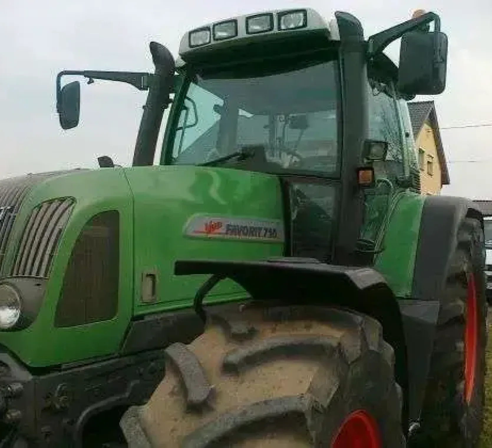 Zbliżenie przodu ciągnika używanego rolniczego Fendt 716 Varo 