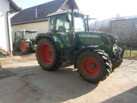 Używany traktor marki Fendt seria 312 Vario na drugim planie jeszcze jeden ciągnik marki Fendt 