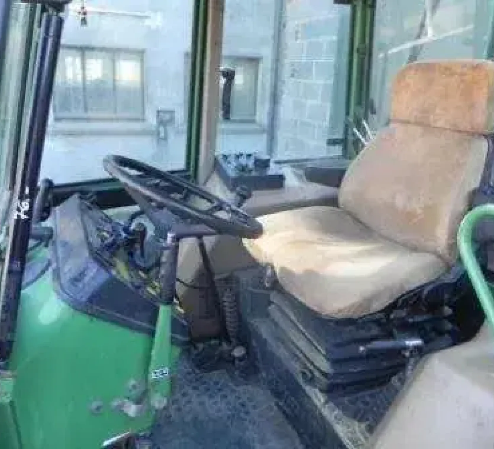 Widok na siedzenie operatora i kierownicę w używanym ciągniku Fendt 311