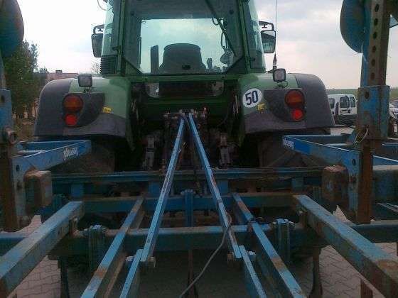 Tył używanego ciągnika Fendt 714 Vario z zaczepioną maszyną 