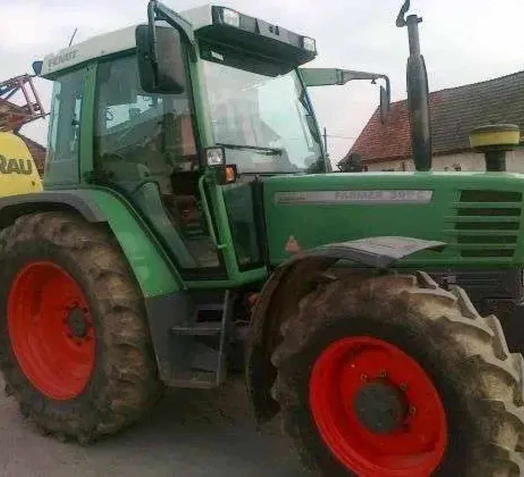 Używany traktor rolniczy marki Fendt model 309 z zamontowanym opruskiwaczem firmy RAU