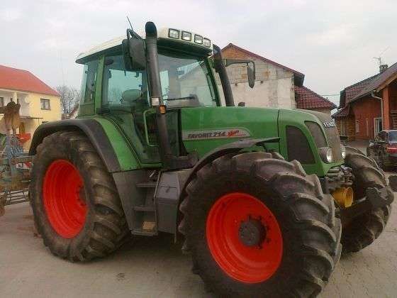Używany zielony ciągnik Fendt 714 Vario widok na prawy bok 