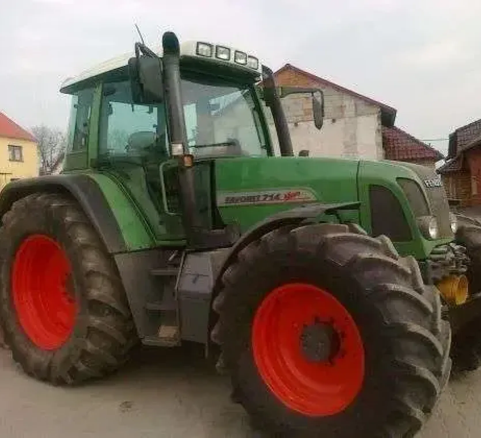 Używany zielony ciągnik Fendt 714 Vario widok na prawy bok 