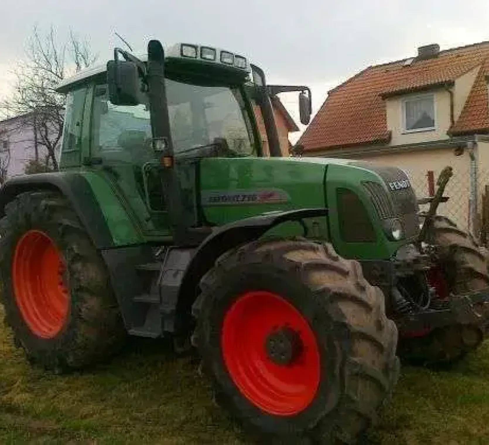 Prawy bok traktora roliczego Merki Fendt seria 716 Vario 
