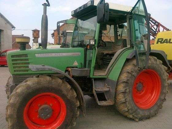 Używany ciągnik rolniczy Fendt 309 z zamontowanym opryskiwaczem firmy RAU 