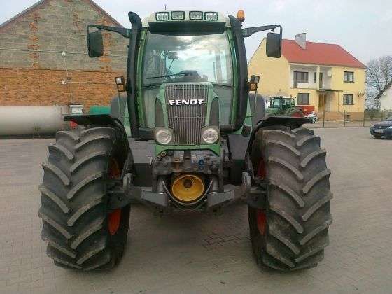 Przód w używanym ciągniku marki Fendt 714 Vario ze srebrnym logo na grilu 