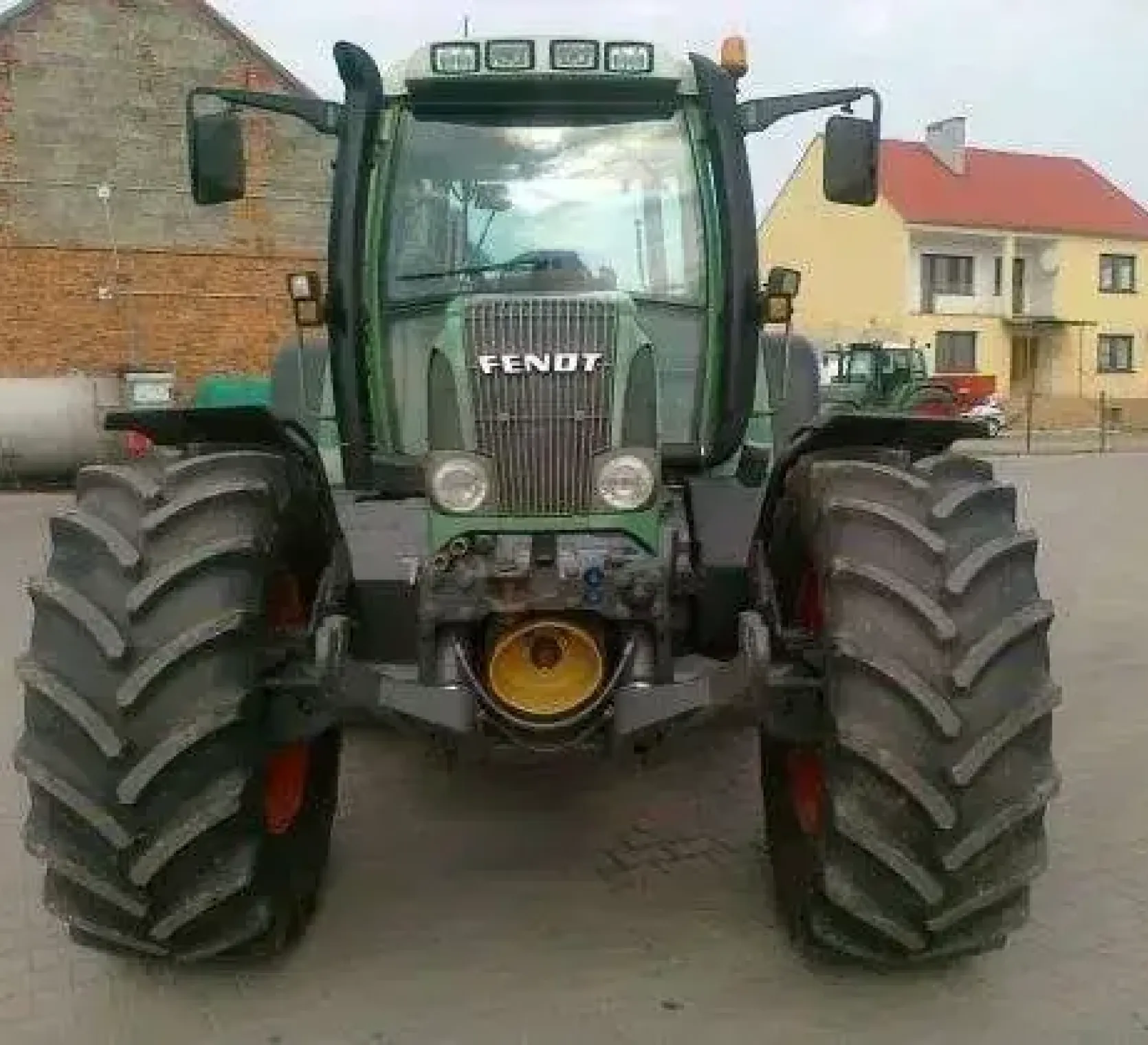 Przód w używanym ciągniku marki Fendt 714 Vario ze srebrnym logo na grilu 