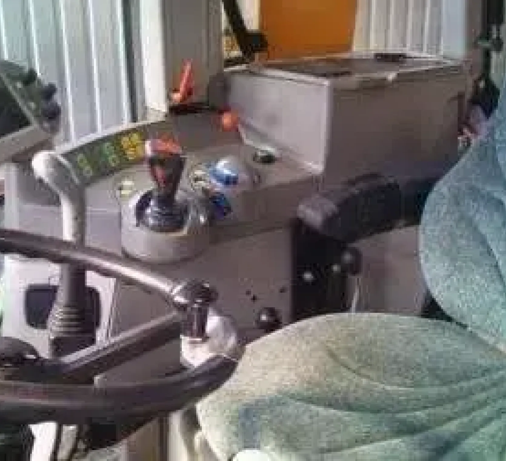 Kierownica, siedzenie pasażera i widok na joystick wielofunkcyjny, terminal Vario kolorowy, w kabinie używanego ciągnika Fendt 412 Vario 
