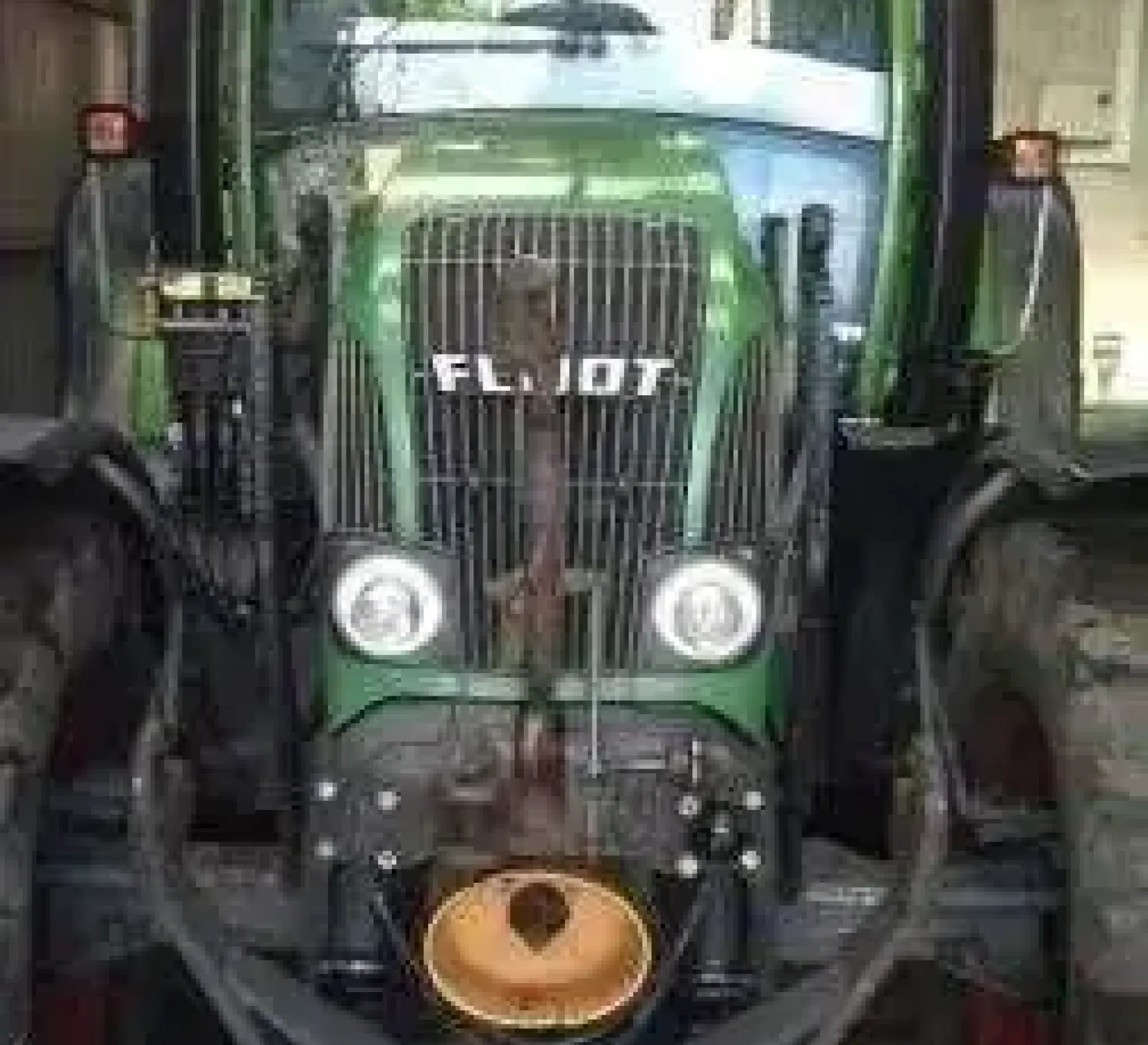 Przód ciągnika rolniczego używanego marki Fendt wersja 402 Vario 