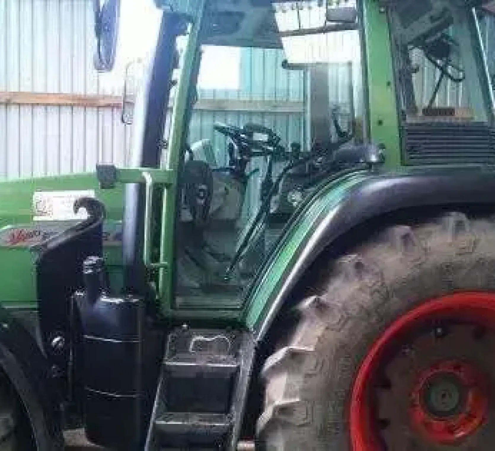 Używany traktor rolniczy marki Fendt wersja 412 Vario widok na lewy bok zakupiony od korbanek.pl