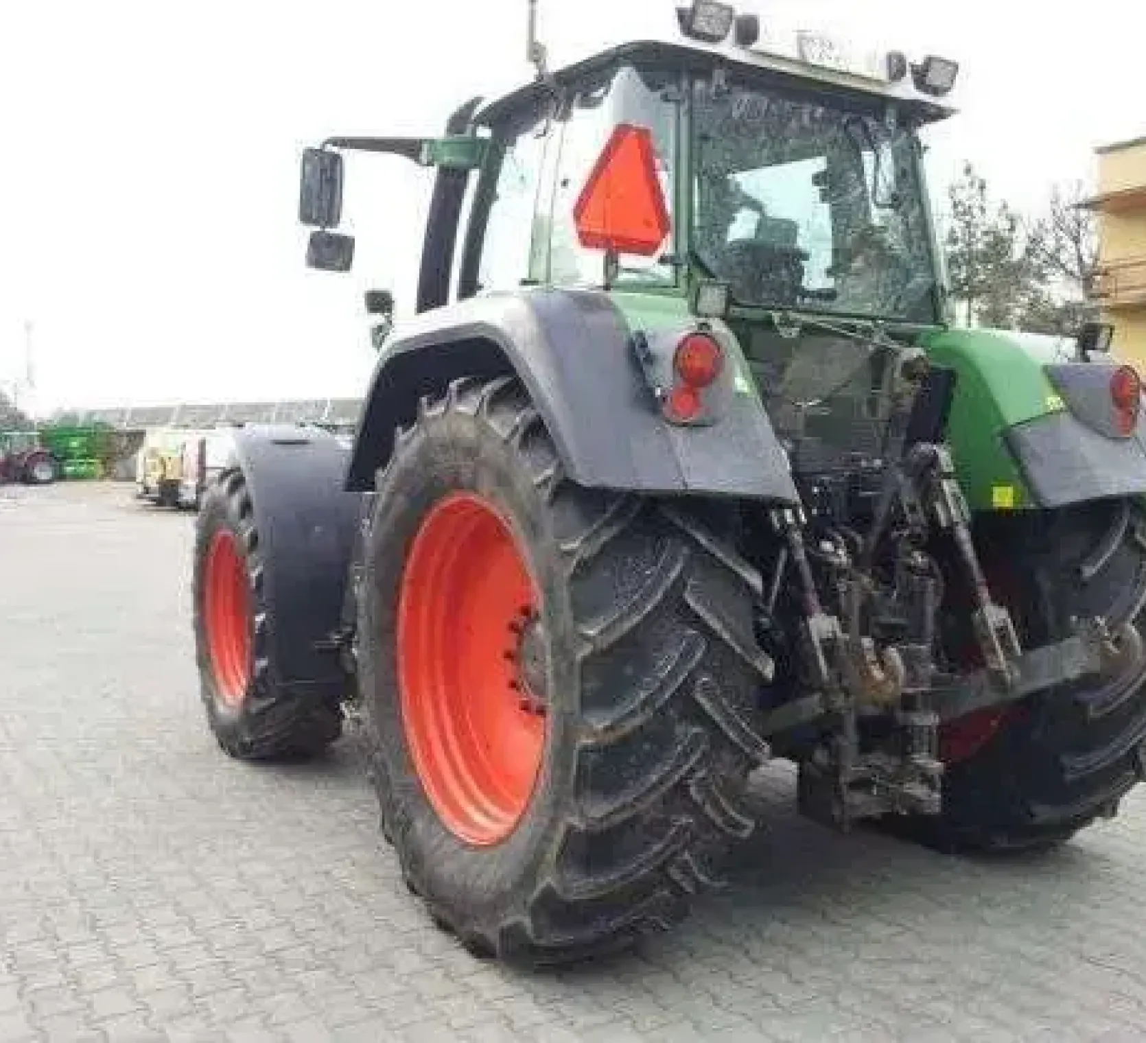 Zadbany używany ciągnik rolniczy  Fendt 926widok na tył pojazdu 
