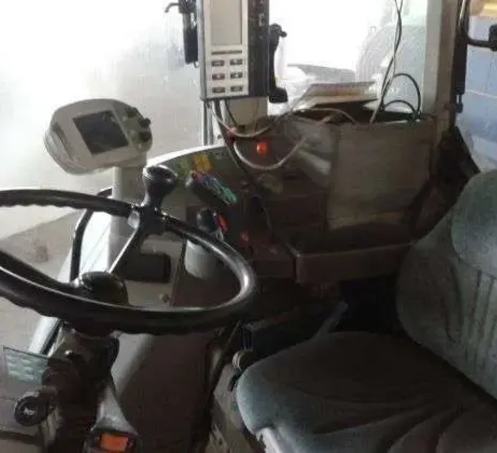 Joystick wielofunkcyjny i terminal Vario kolorowy w używanym ciągniku rolniczym Fendt 716 Vario