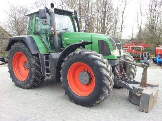 Używany traktor rolniczy Fendt 926 Vario z obciąznikiem przednim widok na prawy bok pojazdu 