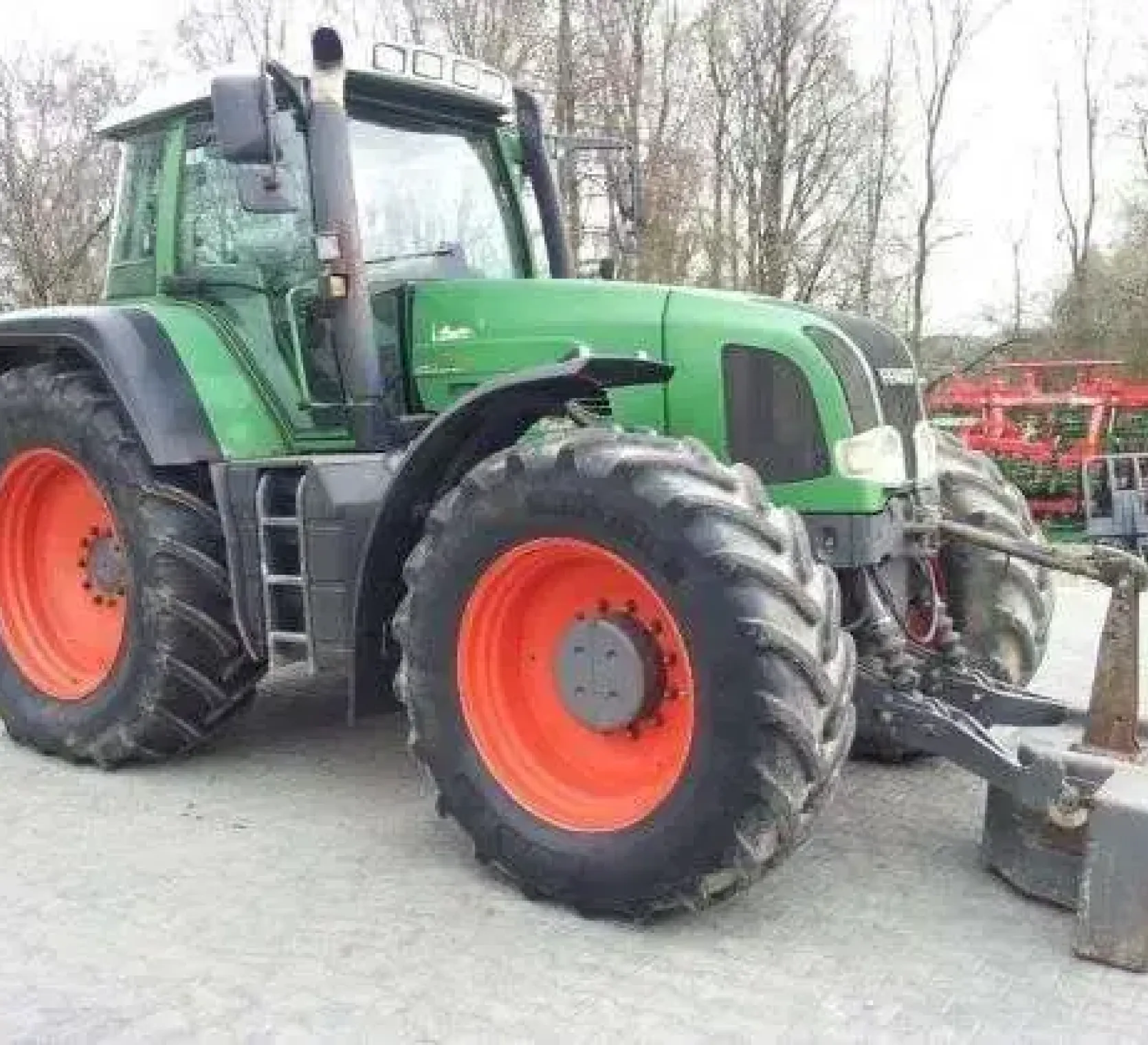 Używany traktor rolniczy Fendt 926 Vario z obciąznikiem przednim widok na prawy bok pojazdu 